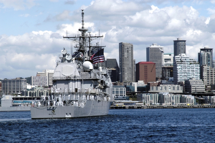 US_Navy_040805-N-0683J-674_The_guided_missile_cruiser_USS_Shiloh_(CG_67)_enters_Seattle_during_the_parade_of_ships,_a_part_of_Seattle^rsquo,s_traditional_summer_festival,_the_Seattle_Seafair_Fleet_Week.jpg